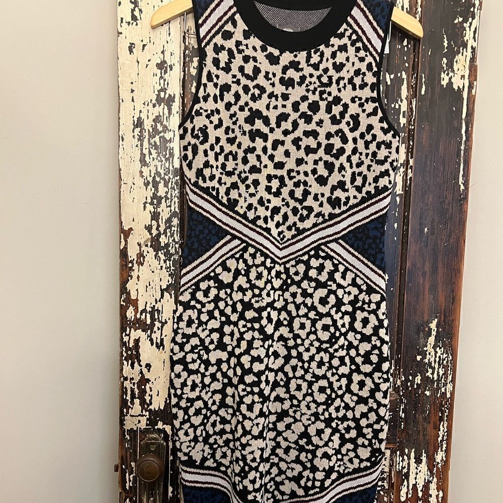 Women’s Vince Camuto animal print sleeveless sweater dress. Size M.